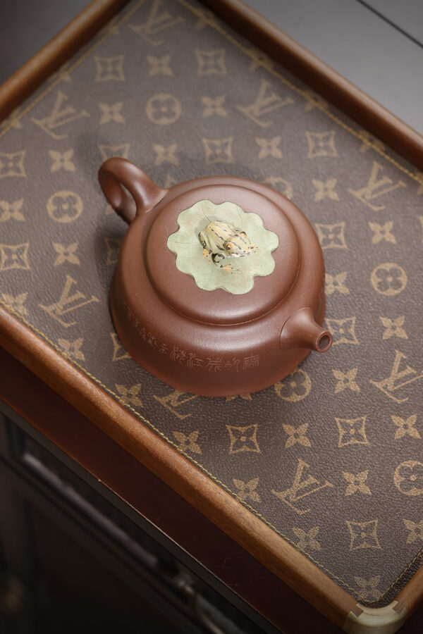 收藏級重器丨荷塘蛙趣壺 B 款 紫泥丨360ml丨網孔14 孔丨周小明（正高）