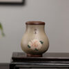 精品雜件｜堆繪花卉茶葉罐｜紫泥粉段泥｜高 14.5cm｜罐肚直徑 11.5cm｜俞永清