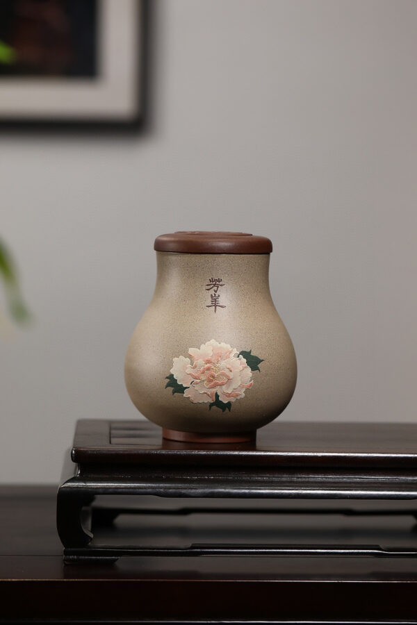 精品雜件｜堆繪花卉茶葉罐｜紫泥粉段泥｜高 14.5cm｜罐肚直徑 11.5cm｜俞永清