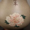 精品雜件｜堆繪花卉茶葉罐｜紫泥粉段泥｜高 14.5cm｜罐肚直徑 11.5cm｜俞永清