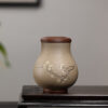 精品雜件｜堆繪花卉茶葉罐｜紫泥粉段泥｜高 14.5cm｜罐肚直徑 11.5cm｜俞永清