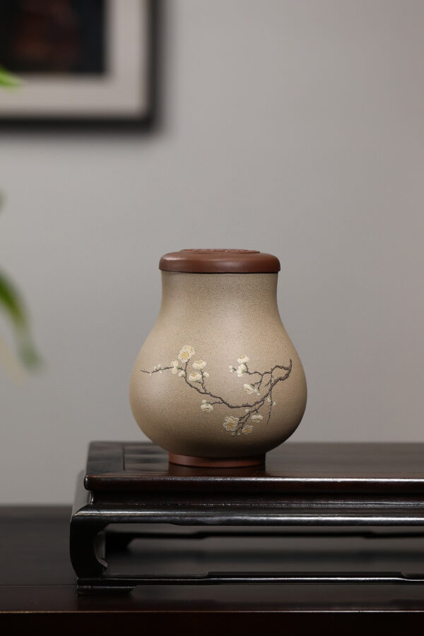 精品雜件｜堆繪花卉茶葉罐｜紫泥粉段泥｜高 14.5cm｜罐肚直徑 11.5cm｜俞永清