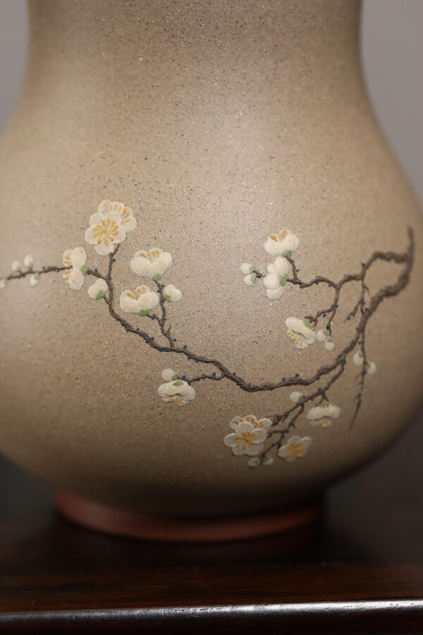 精品雜件｜堆繪花卉茶葉罐｜紫泥粉段泥｜高 14.5cm｜罐肚直徑 11.5cm｜俞永清