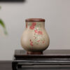 精品雜件｜堆繪花卉茶葉罐｜紫泥粉段泥｜高 14.5cm｜罐肚直徑 11.5cm｜俞永清