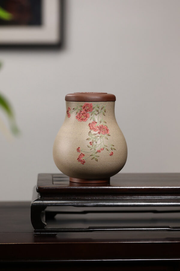 精品雜件｜堆繪花卉茶葉罐｜紫泥粉段泥｜高 14.5cm｜罐肚直徑 11.5cm｜俞永清