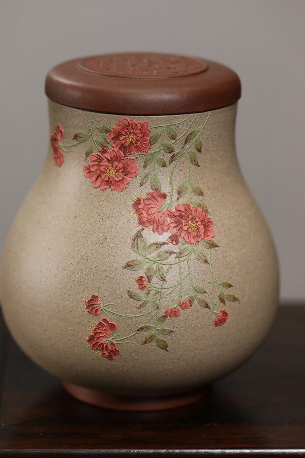 精品雜件｜堆繪花卉茶葉罐｜紫泥粉段泥｜高 14.5cm｜罐肚直徑 11.5cm｜俞永清