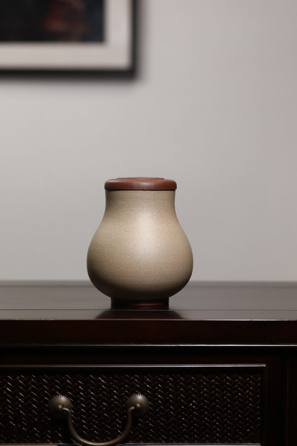 精品雜件｜堆繪花卉茶葉罐｜紫泥粉段泥｜高 14.5cm｜罐肚直徑 11.5cm｜俞永清