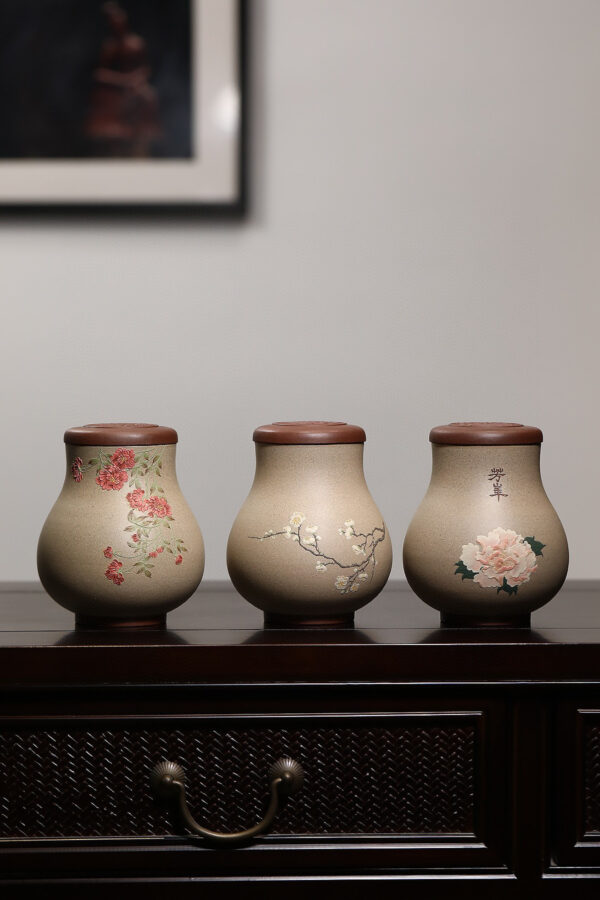 精品雜件｜堆繪花卉茶葉罐｜紫泥粉段泥｜高 14.5cm｜罐肚直徑 11.5cm｜俞永清